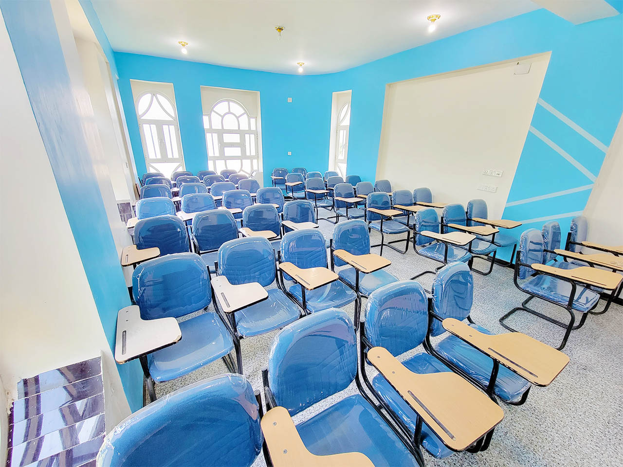 قاعة دراسية في كلية المنار